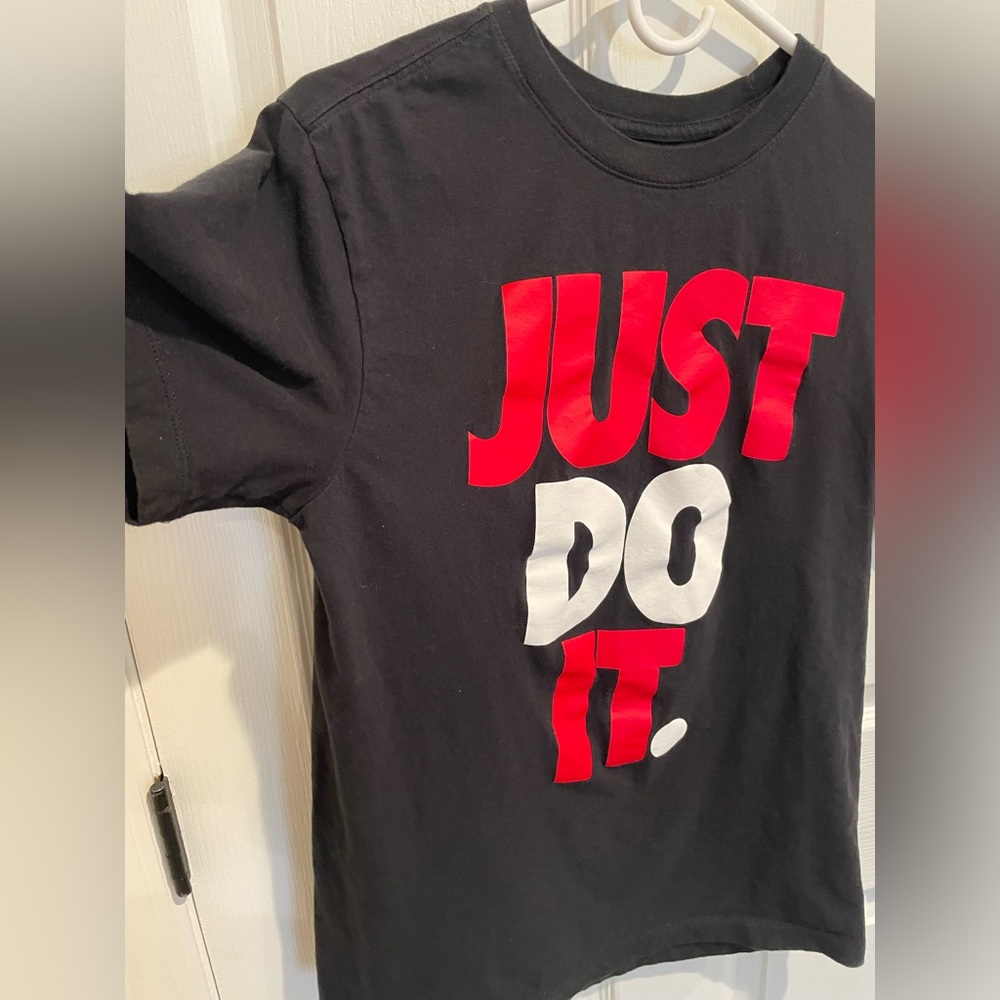 Just Do It Nike Sportswear Athletic Shirt Black/Red/White Men’s Size Small - Picture 4 of 8